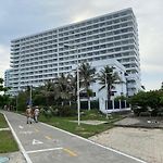 New Apto Beach Front & Close To Airport