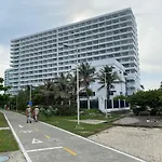 New Apto Beach Front & Close To Airport