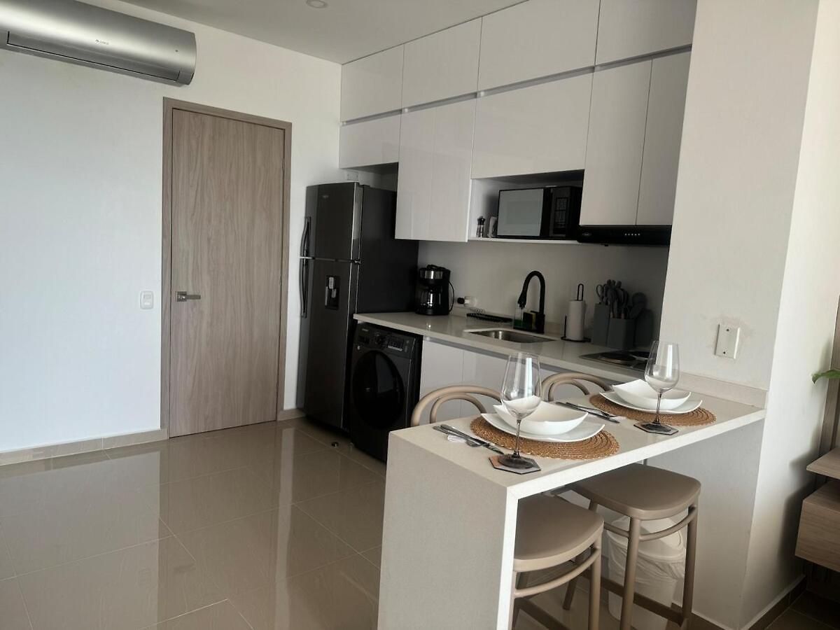 New Apto Front & Close To Airport *