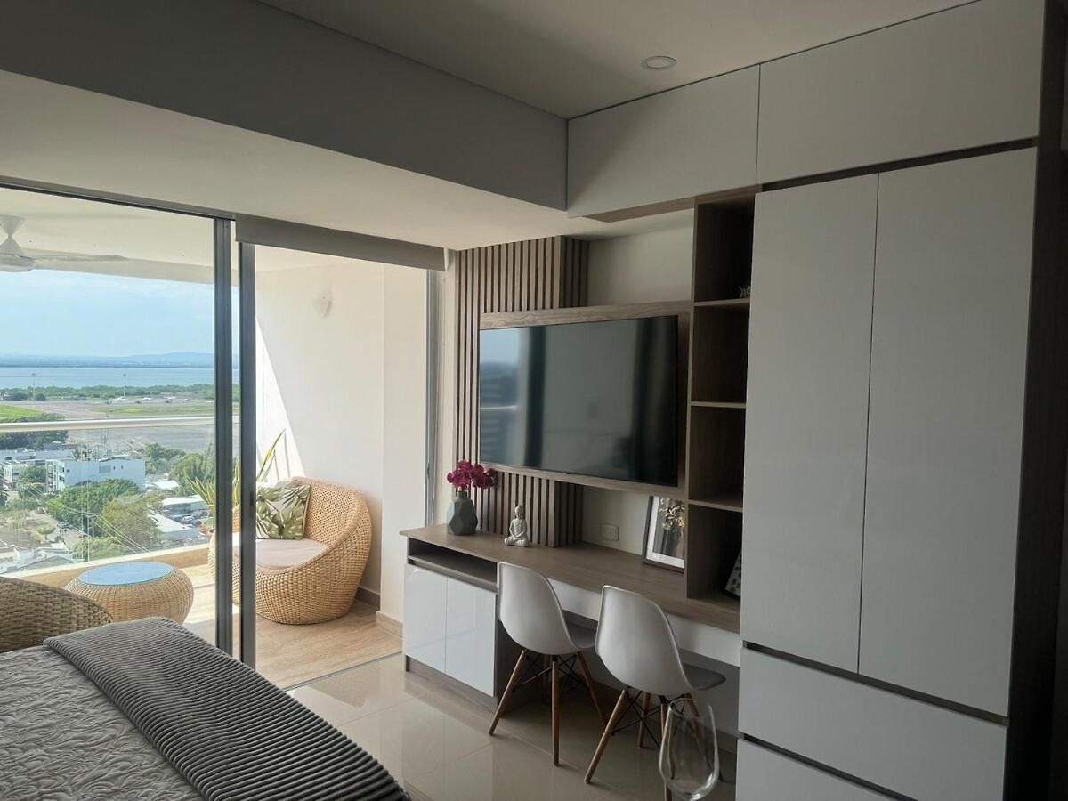 New Apto Front & Close To Airport Apartamento