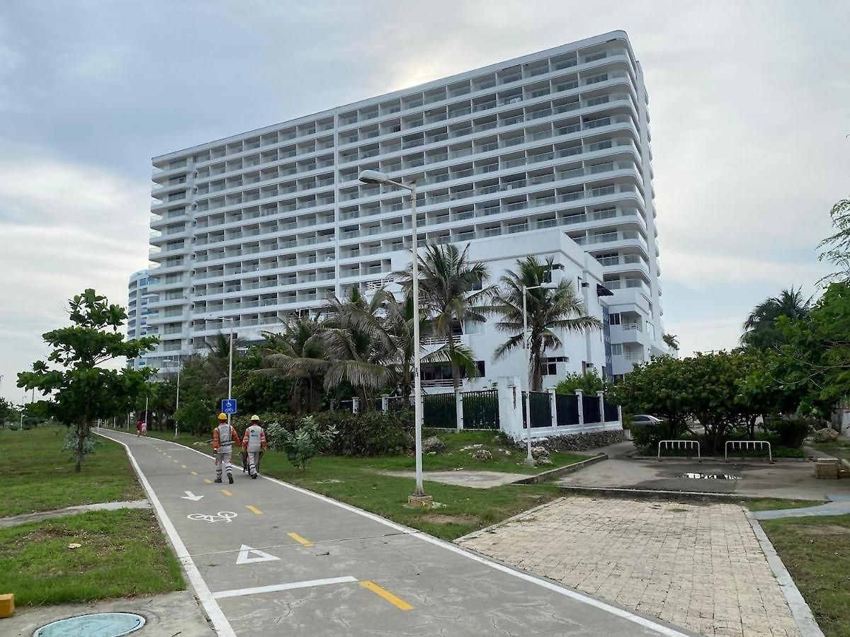 New Apto Front & Close To Airport Apartamento