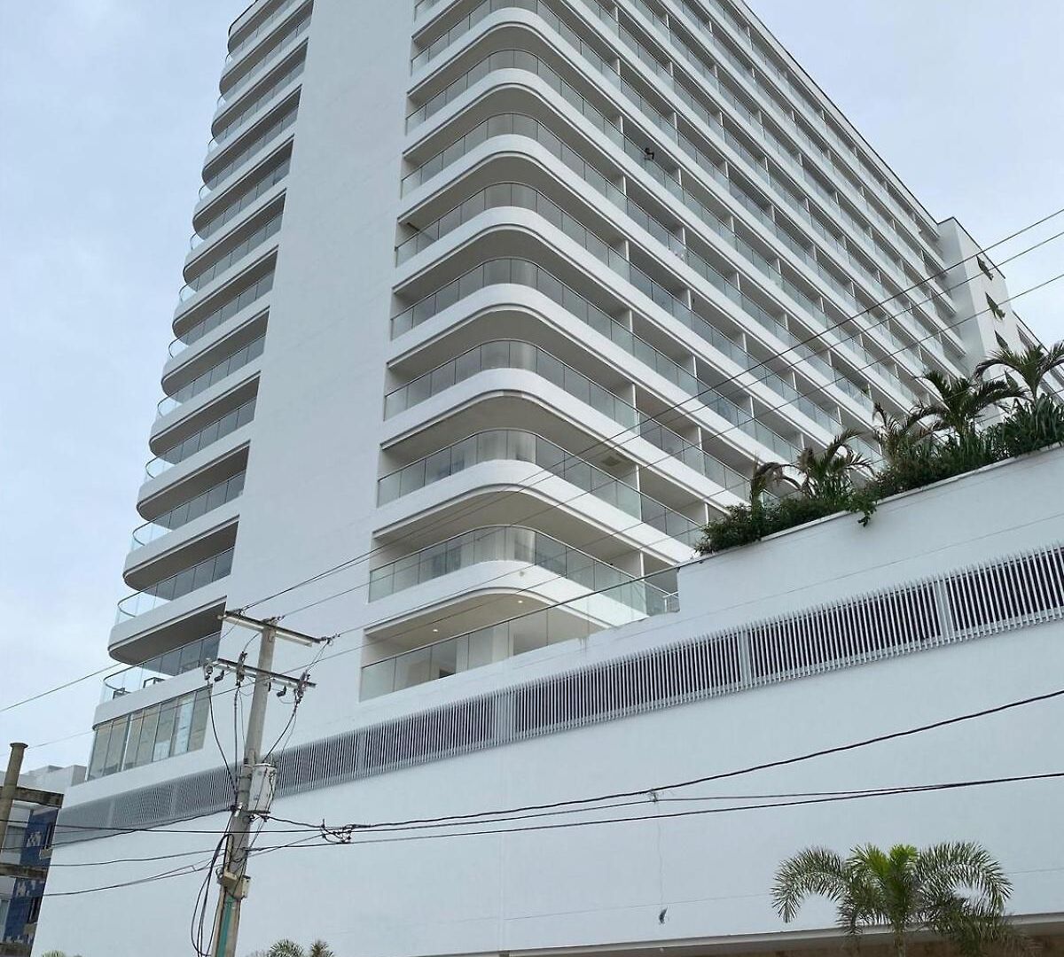 New Apto Front & Close To Airport