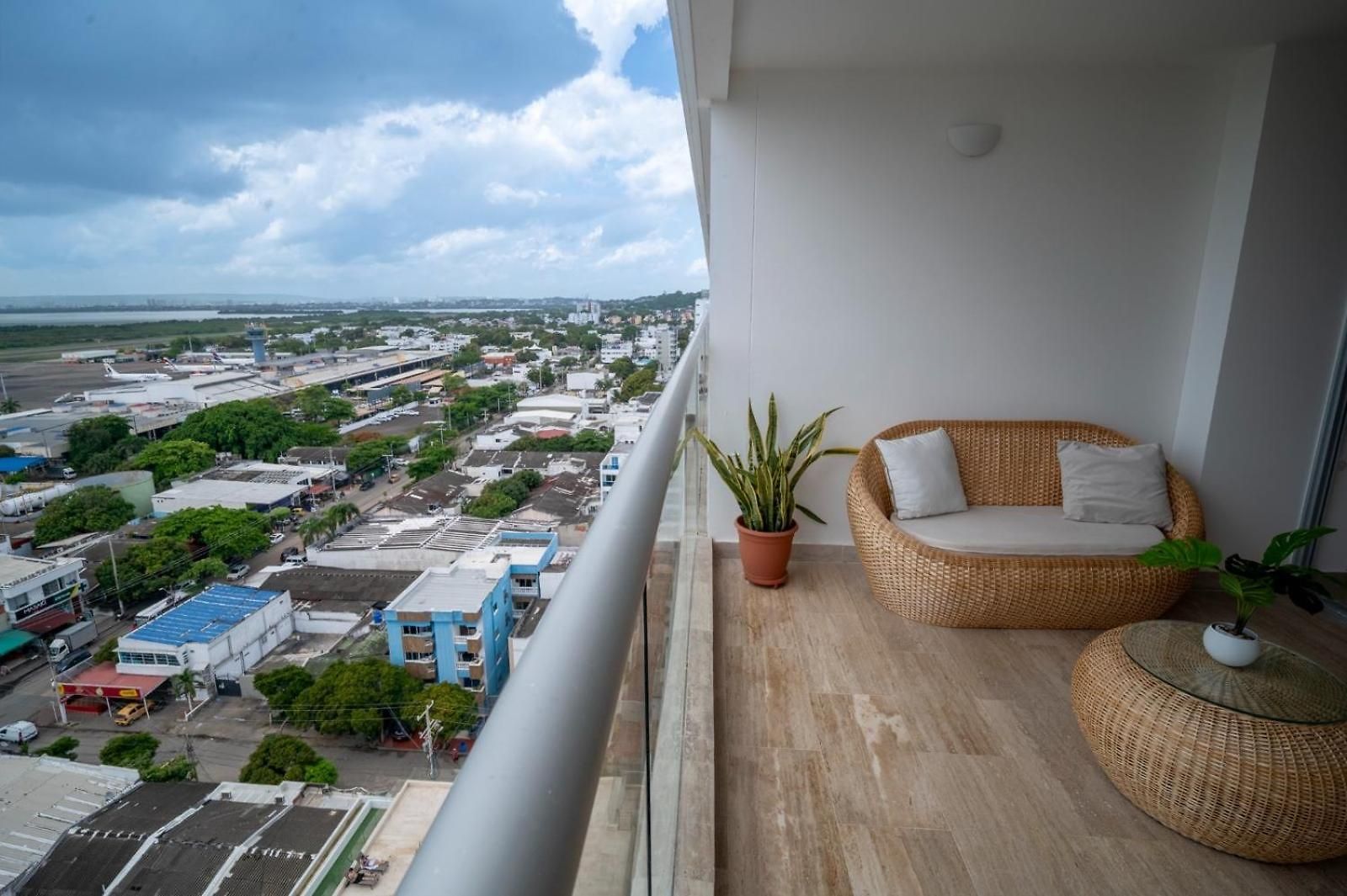 New Apto Front & Close To Airport *
