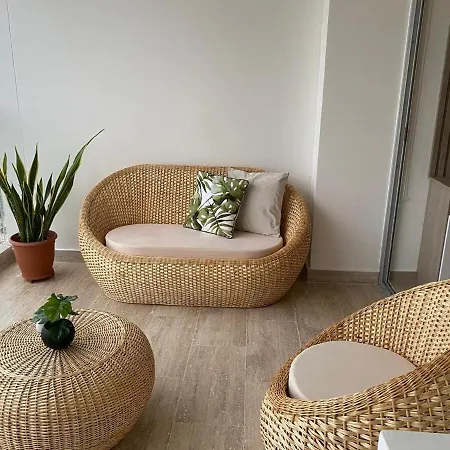 New Apto Front & Close To Airport *