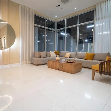 New Apto Front & Close To Airport Apartamento