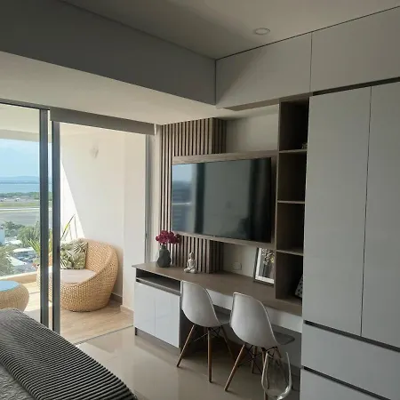 New Apto Front & Close To Airport Apartment